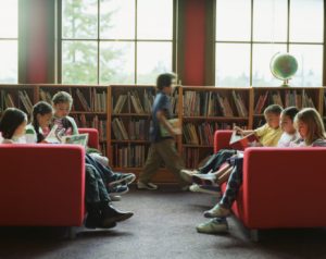Enfants dans une bibliothèque