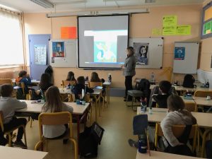 Fanny Joly en démonstration dans une classe de primaire